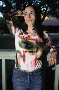 Parktaki İspanyol bir modelin fotoğrafı.