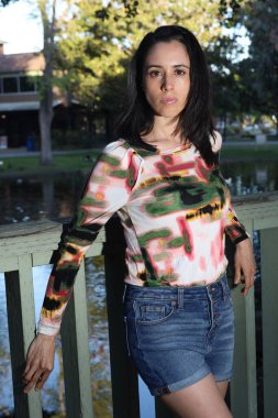 Parktaki İspanyol bir modelin fotoğrafı.