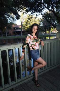 Parktaki İspanyol bir modelin fotoğrafı.