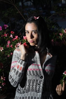 Parktaki İspanyol bir modelin fotoğrafı.