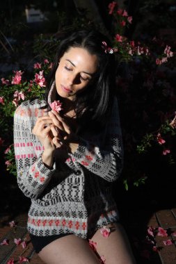 Parktaki İspanyol bir modelin fotoğrafı.