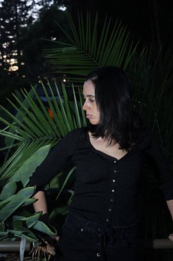 Parktaki İspanyol bir modelin fotoğrafı.