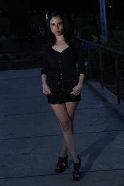 Parktaki İspanyol bir modelin fotoğrafı.