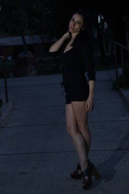 Parktaki İspanyol bir modelin fotoğrafı.