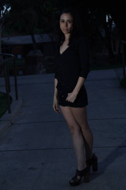 Parktaki İspanyol bir modelin fotoğrafı.