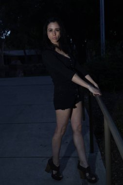 Parktaki İspanyol bir modelin fotoğrafı.