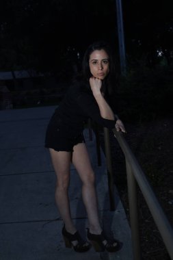 Parktaki İspanyol bir modelin fotoğrafı.