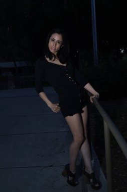 Parktaki İspanyol bir modelin fotoğrafı.