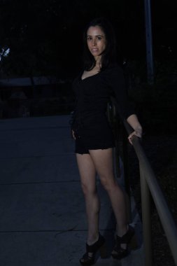 Parktaki İspanyol bir modelin fotoğrafı.