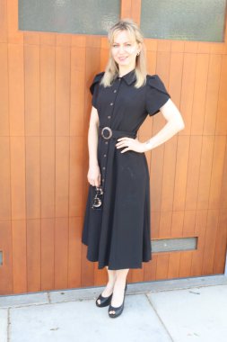 San Francisco Mission Bölgesi 'ndeki duvar resimleri önünde güzel bir Rus modelinin fotoğrafı.