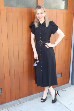 San Francisco Mission Bölgesi 'ndeki duvar resimleri önünde güzel bir Rus modelinin fotoğrafı.