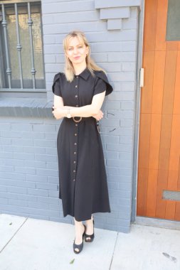 San Francisco Mission Bölgesi 'ndeki duvar resimleri önünde güzel bir Rus modelinin fotoğrafı.