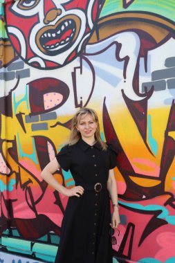 San Francisco Mission Bölgesi 'ndeki duvar resimleri önünde güzel bir Rus modelinin fotoğrafı.