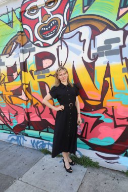 San Francisco Mission Bölgesi 'ndeki duvar resimleri önünde güzel bir Rus modelinin fotoğrafı.