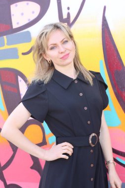 San Francisco Mission Bölgesi 'ndeki duvar resimleri önünde güzel bir Rus modelinin fotoğrafı.