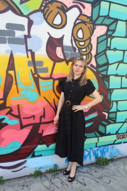 San Francisco Mission Bölgesi 'ndeki duvar resimleri önünde güzel bir Rus modelinin fotoğrafı.