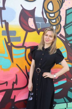 San Francisco Mission Bölgesi 'ndeki duvar resimleri önünde güzel bir Rus modelinin fotoğrafı.