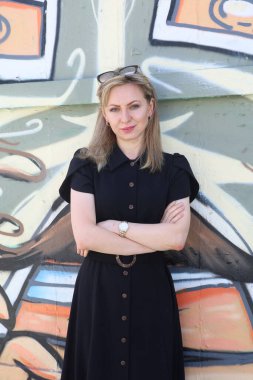 San Francisco Mission Bölgesi 'ndeki duvar resimleri önünde güzel bir Rus modelinin fotoğrafı.