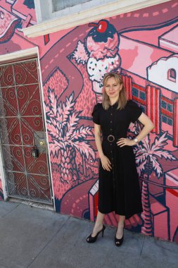 San Francisco Mission Bölgesi 'ndeki duvar resimleri önünde güzel bir Rus modelinin fotoğrafı.