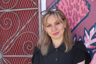 San Francisco Mission Bölgesi 'ndeki duvar resimleri önünde güzel bir Rus modelinin fotoğrafı.