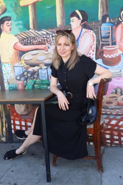 San Francisco Mission Bölgesi 'ndeki duvar resimleri önünde güzel bir Rus modelinin fotoğrafı.