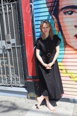 San Francisco Mission Bölgesi 'ndeki duvar resimleri önünde güzel bir Rus modelinin fotoğrafı.