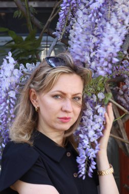 San Francisco Mission Bölgesi 'ndeki duvar resimleri önünde güzel bir Rus modelinin fotoğrafı.