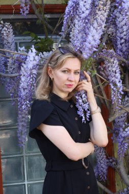 San Francisco Mission Bölgesi 'ndeki duvar resimleri önünde güzel bir Rus modelinin fotoğrafı.