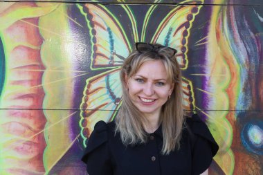 San Francisco Mission Bölgesi 'ndeki duvar resimleri önünde güzel bir Rus modelinin fotoğrafı.