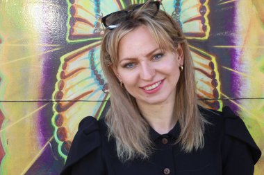 San Francisco Mission Bölgesi 'ndeki duvar resimleri önünde güzel bir Rus modelinin fotoğrafı.