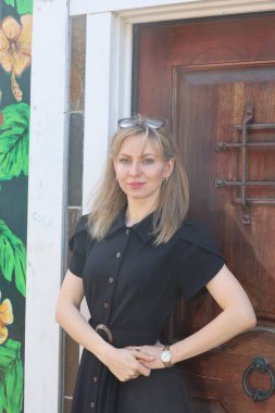 San Francisco Mission Bölgesi 'ndeki duvar resimleri önünde güzel bir Rus modelinin fotoğrafı.