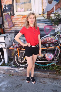 San Francisco Mission Bölgesi 'ndeki duvar resimleri önünde güzel bir Rus modelinin fotoğrafı.