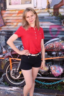 San Francisco Mission Bölgesi 'ndeki duvar resimleri önünde güzel bir Rus modelinin fotoğrafı.