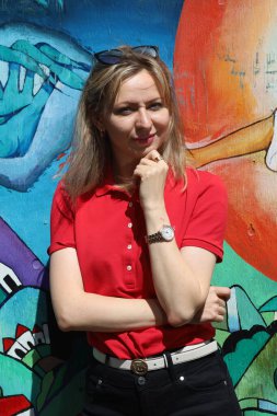 San Francisco Mission Bölgesi 'ndeki duvar resimleri önünde güzel bir Rus modelinin fotoğrafı.