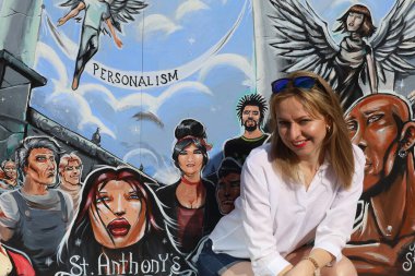 San Francisco Mission Bölgesi 'ndeki duvar resimleri önünde güzel bir Rus modelinin fotoğrafı.