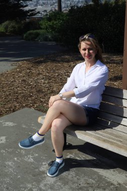 San Francisco Mission Bölgesi 'ndeki duvar resimleri önünde güzel bir Rus modelinin fotoğrafı.