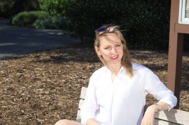 San Francisco Mission Bölgesi 'ndeki duvar resimleri önünde güzel bir Rus modelinin fotoğrafı.