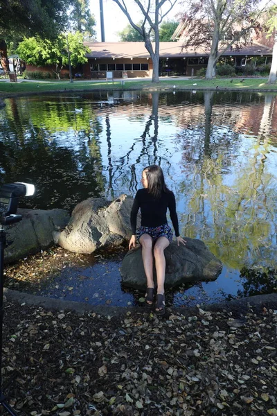 Fotoshoot Van Een Latijns Amerikaans Model Een Park — Stockfoto