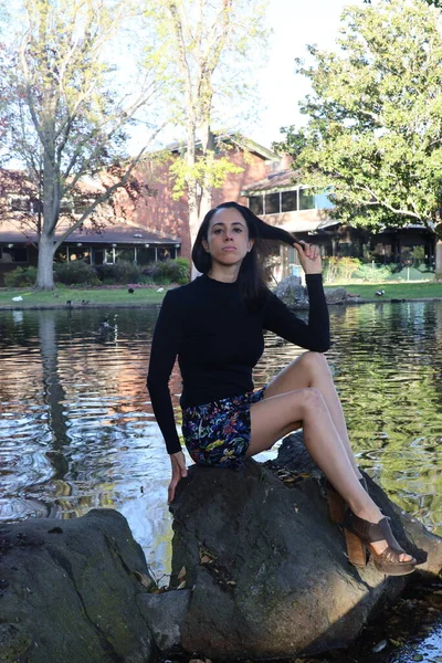 Fotografie Unui Model Hispanic Într Parc — Fotografie, imagine de stoc