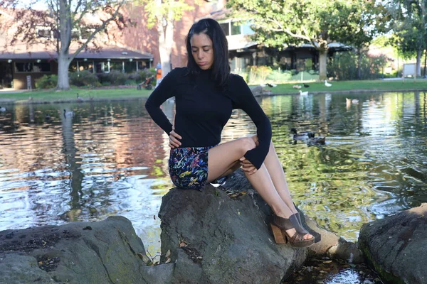 公園内のヒスパニック系モデルの写真 — ストック写真