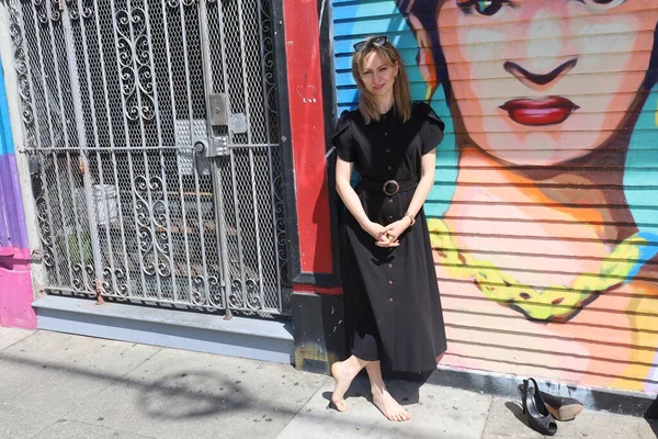 ミッション地区の屋外壁画の前で美しいロシアモデルの写真サンフランシスコ — ストック写真