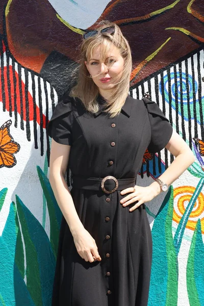 ミッション地区の屋外壁画の前で美しいロシアモデルの写真サンフランシスコ — ストック写真