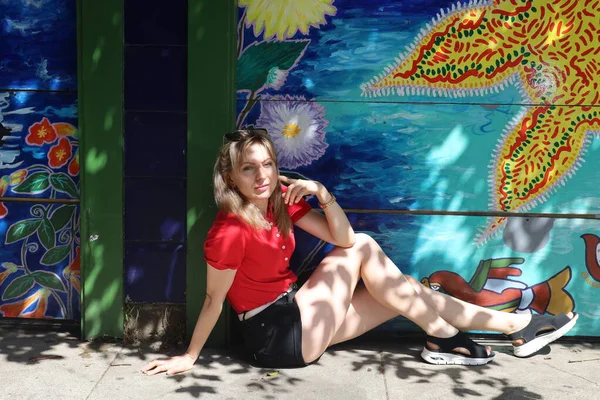 Sesión Fotos Una Hermosa Modelo Rusa Frente Murales Aire Libre —  Fotos de Stock