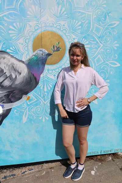 Sesión Fotos Una Hermosa Modelo Rusa Frente Murales Aire Libre —  Fotos de Stock