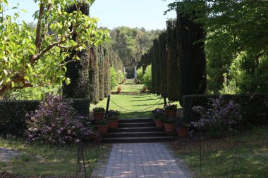 5 / 10 / 2021: Woodside, California: Filoli 'deki bahçe ve binaların manzarası