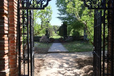 5 / 10 / 2021: Woodside, California: Filoli 'deki bahçe ve binaların manzarası