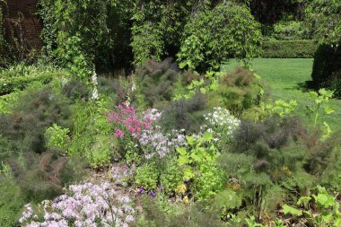 5 / 10 / 2021: Woodside, California: Filoli 'deki bahçe ve binaların manzarası
