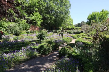 5 / 10 / 2021: Woodside, California: Filoli 'deki bahçe ve binaların manzarası