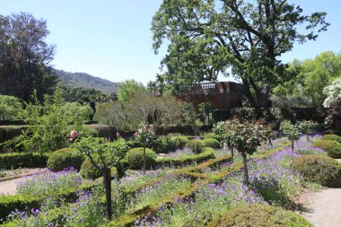 5 / 10 / 2021: Woodside, California: Filoli 'deki bahçe ve binaların manzarası