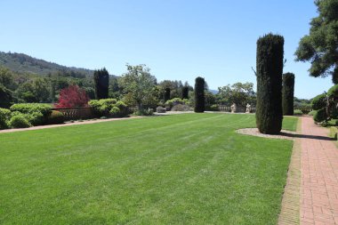 5 / 10 / 2021: Woodside, California: Filoli 'deki bahçe ve binaların manzarası